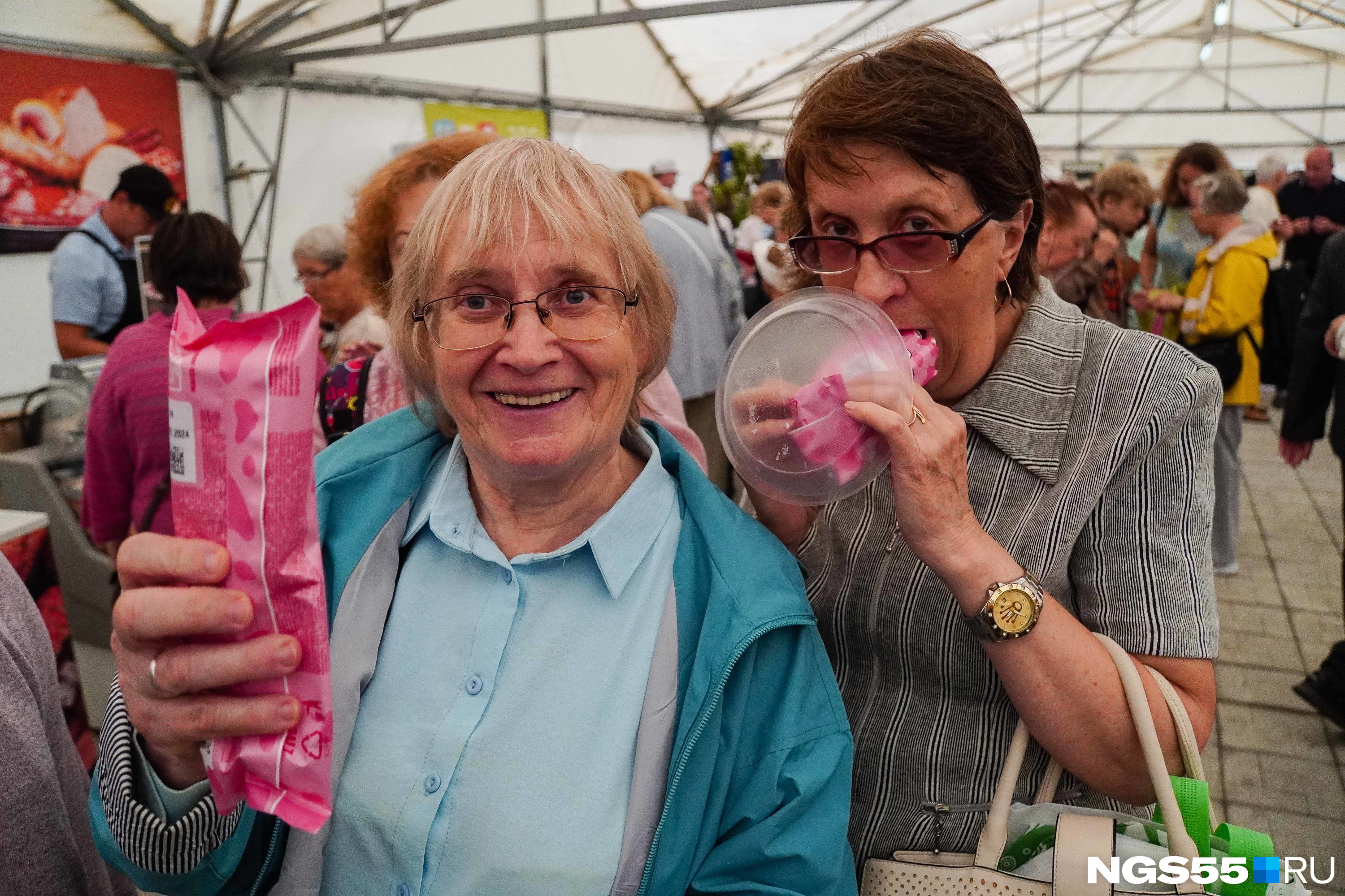 «Пропустите, мне плохо!»: как пенсионерки боролись за бесплатное мороженое в очереди на «АгроОмске»