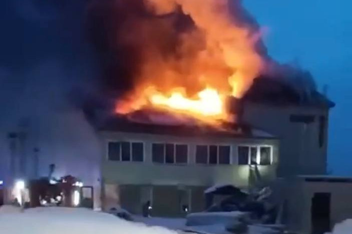 Двухэтажное кафе горит в Новокузнецке — его тушат почти 30 человек