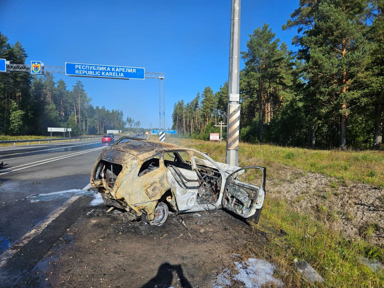 Пожар на трассе А-121 «Сортавала» - грузовик снёс стоявшие на КПП машины и  загорелся - 9 сентября 2023 - ФОНТАНКА.ру