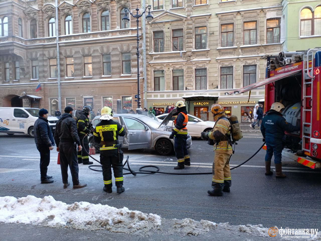 Опель» в клубах дыма тормозил водителей в центре Петербурга | 20.01.2024 |  Санкт-Петербург - БезФормата