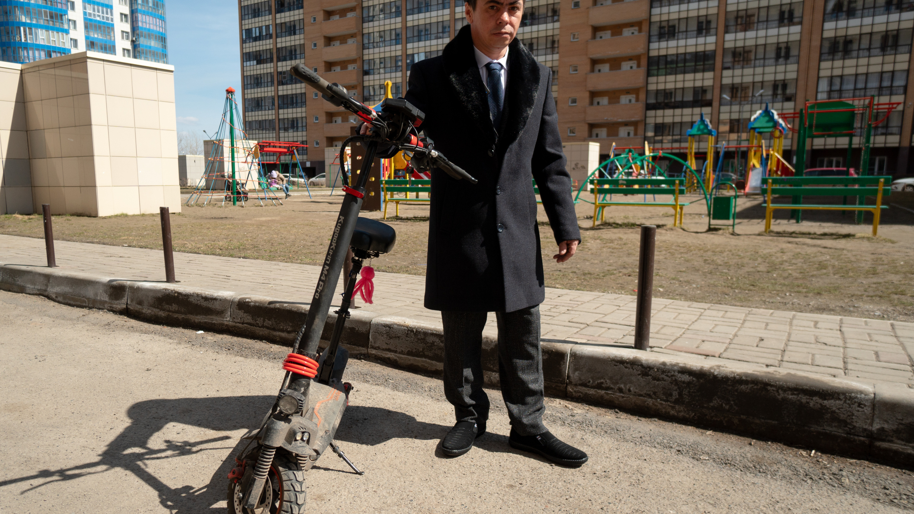 Самый известный уличный попрошайка Красноярска похвастался дорогим электросамокатом и другими обновками. Откуда деньги?