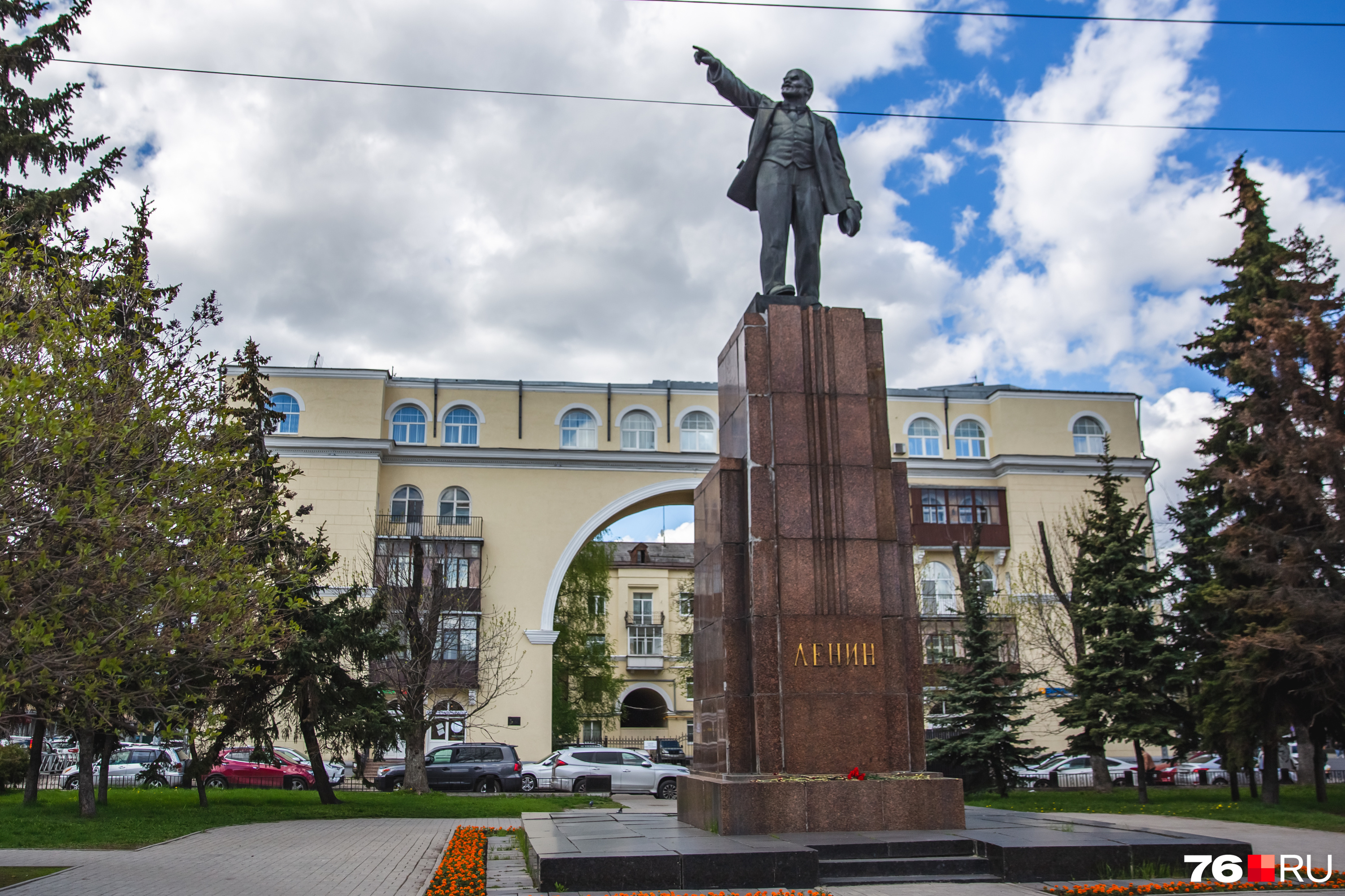 К памятнику Ленину возлагают гвоздики