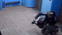 В Тольятти подросток избил в подъезде пожилого мужчину. Видео