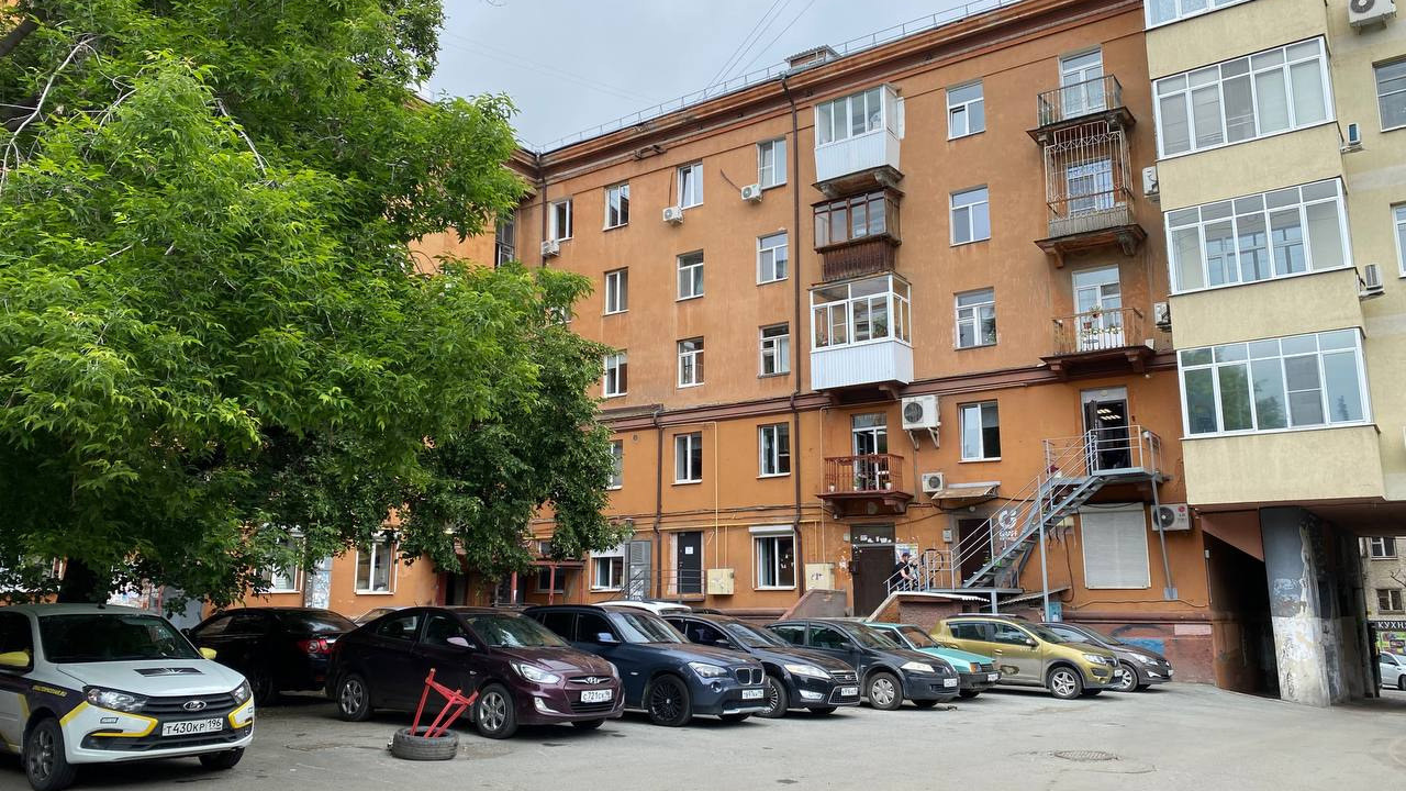 В центре Екатеринбурга решили открыть садик посреди жилых домов. Местные возмущены