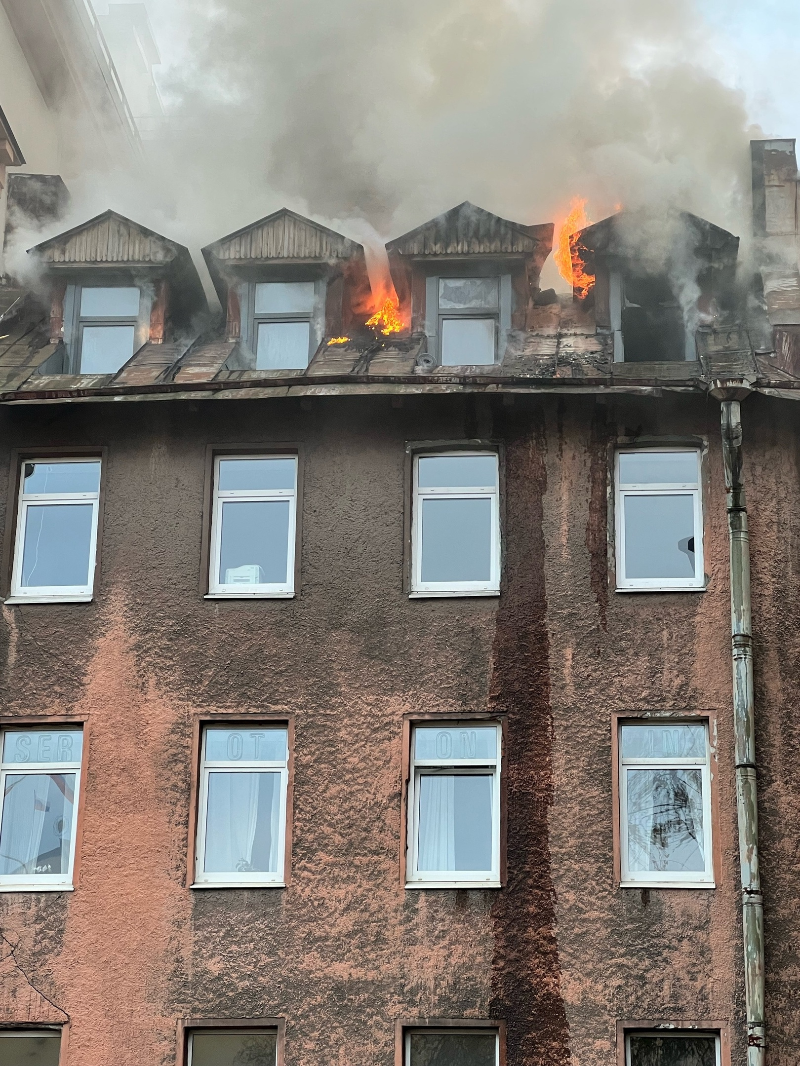 Локализован пожар на мансарде памятника на Большом Сампсониевском проспекте  в Петербурге, фото - 24 октября 2023 - ФОНТАНКА.ру