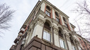 «Его только недавно сделали»: в центре Волгограда исторический дом начал разрушаться после капремонта