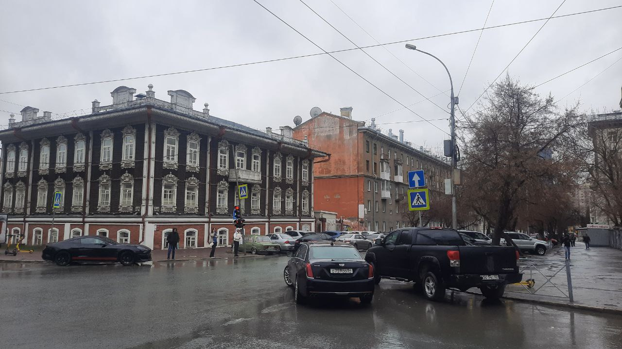 «Мне удобно, а вы — как хотите»: владелец охранной фирмы бросил Cadillac на перекрестке в центре Новосибирска