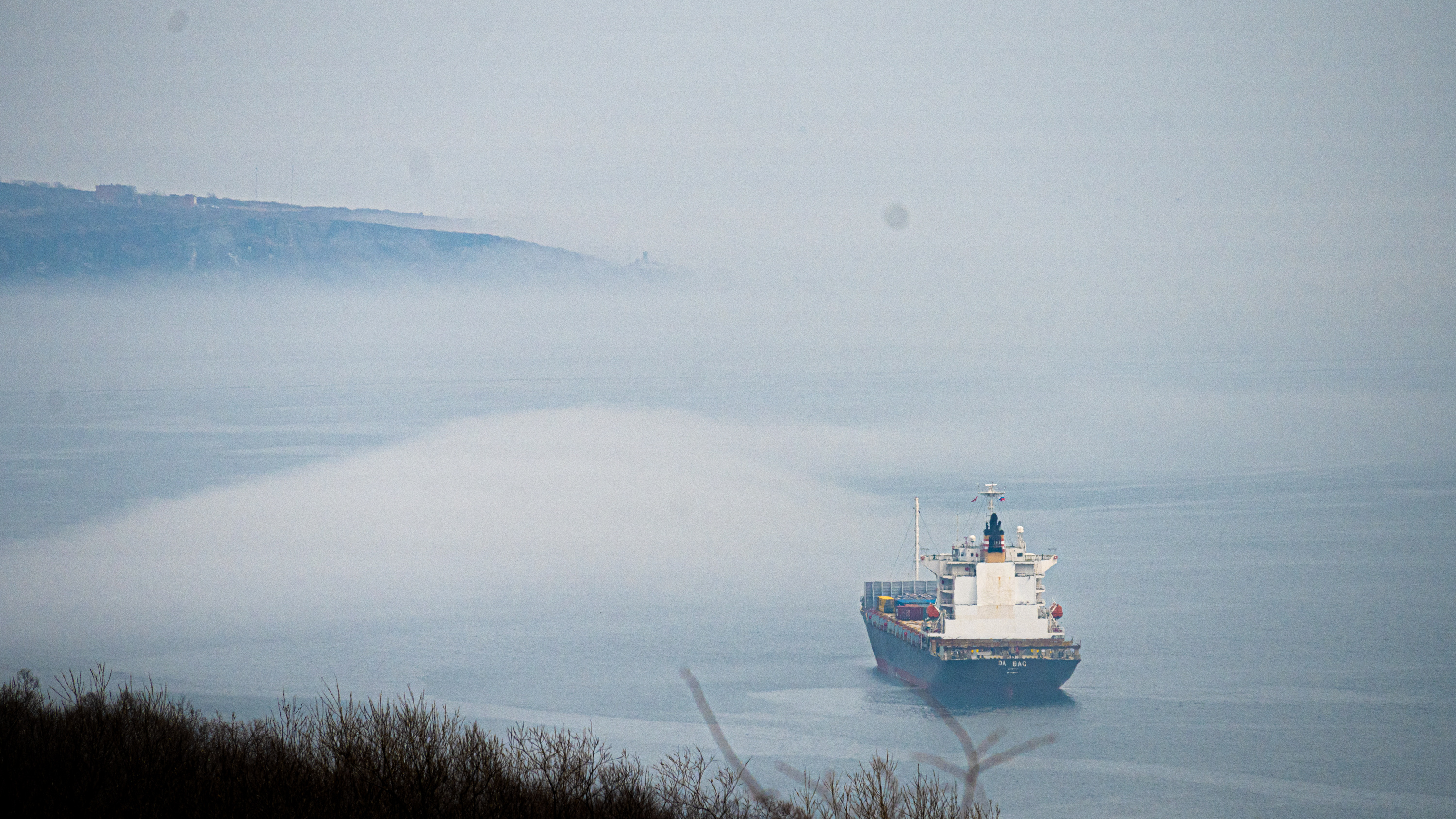 Корабли потерялись в белой пелене — во Владивостоке начался сезон туманов