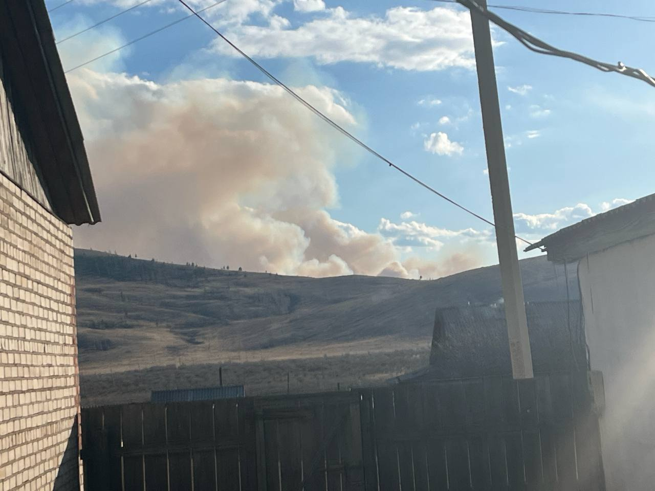 Пожар разгорелся в 30 км от села Акша в Забайкалье