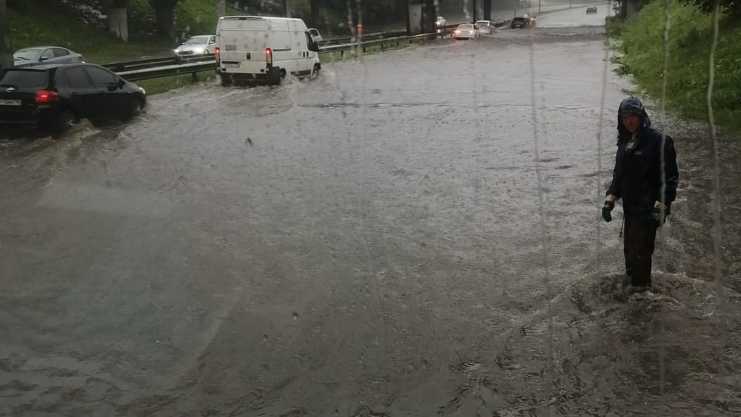 В Екатеринбурге из-за дождя затопило улицы, а светофоры вышли из строя