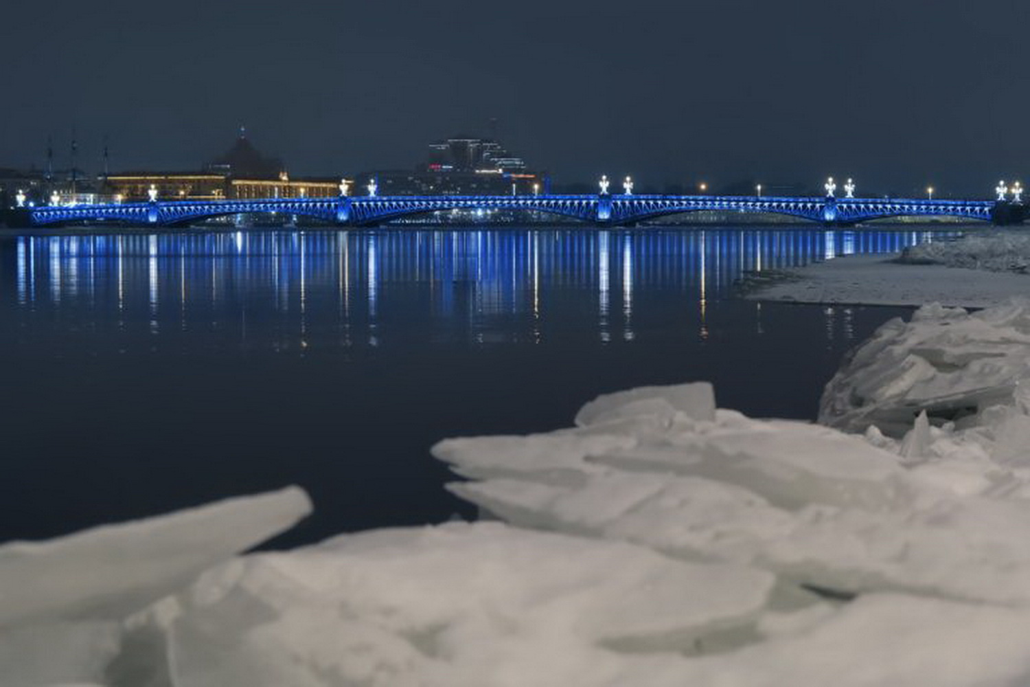 Подсветка Троицкого моста в Петербурге, почему синий - 22 декабря 2023 -  ФОНТАНКА.ру