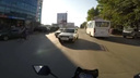 «Обгонял поток по встречке»: мотоциклист устроил разборки с автомобилистом на дороге — один из них показал оружие
