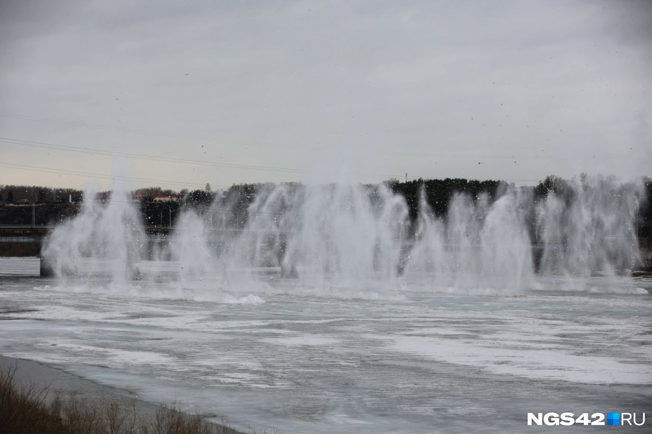 На реке Томь в Кемерове взорвали лед: как это было