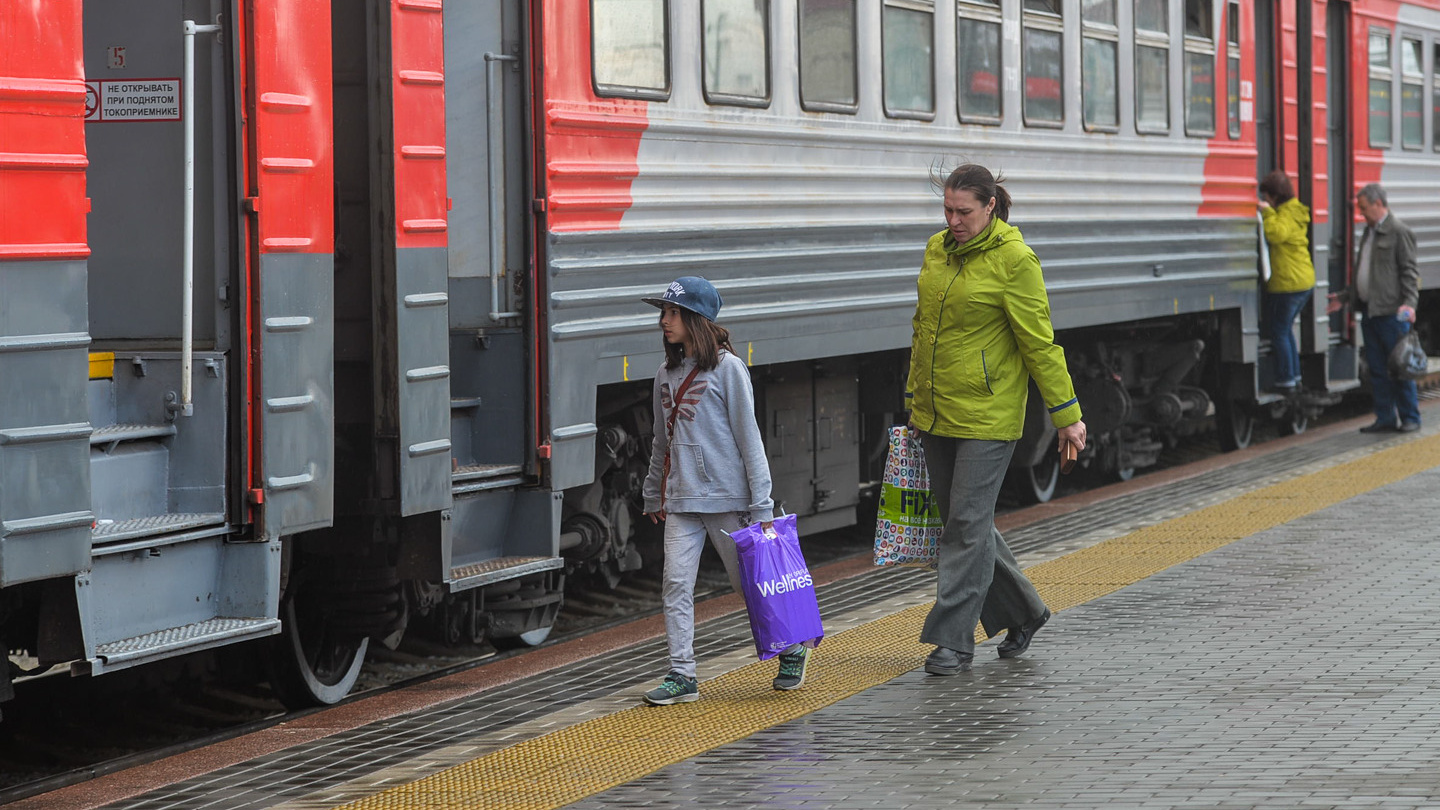 Югорским школьникам сделали летний проезд на поездах за полцены
