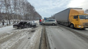 «Перевернули с бока на колеса»: очевидцы спасли водителя в ДТП на Бердском шоссе — ВАЗ чуть не загорелся
