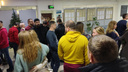 Очередь в коридоре и почти полный зал: смотрите, сколько людей пришли на суд экс-гаишников из Северодвинска