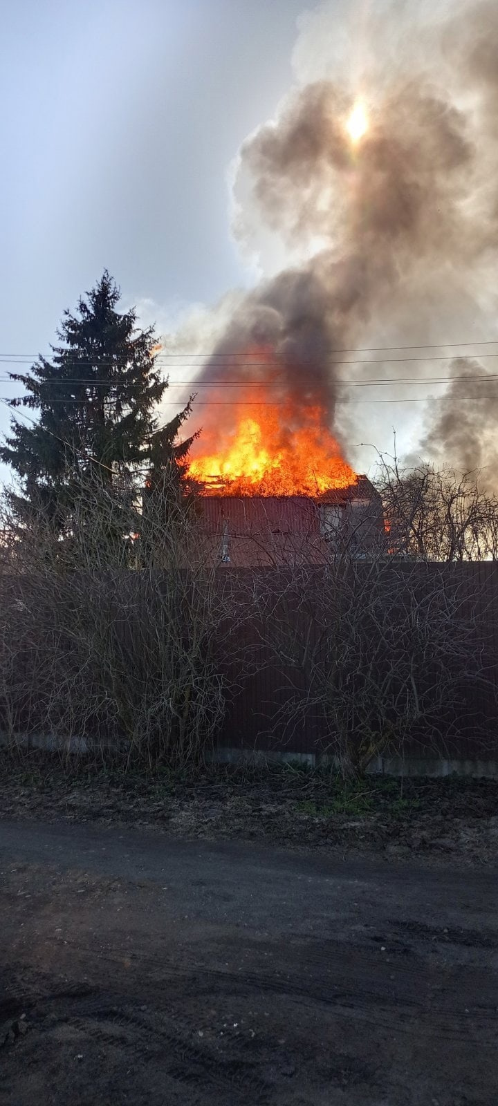 В СНТ Мичуринец сгорел дом. Жители говорят, что пожарные долго ехали из-за плохой дороги