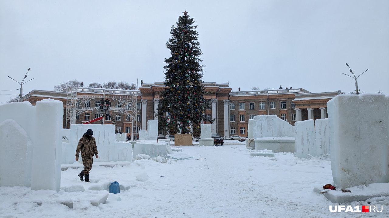 А поблизости уже стоит деревянная горка