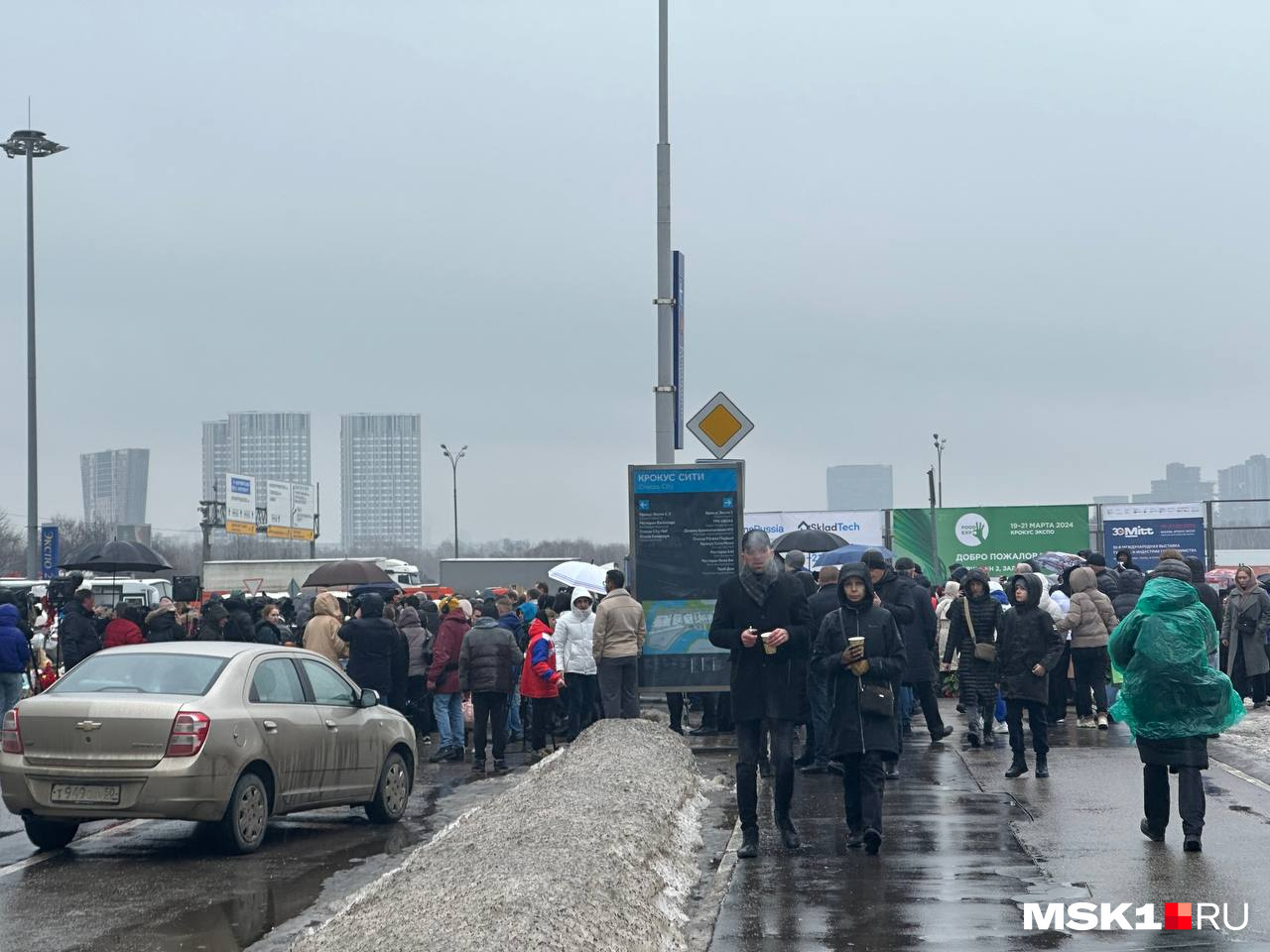 Жители и гости Московской области нескончаемым потоком идут, чтобы возложить цветы к месту трагедии