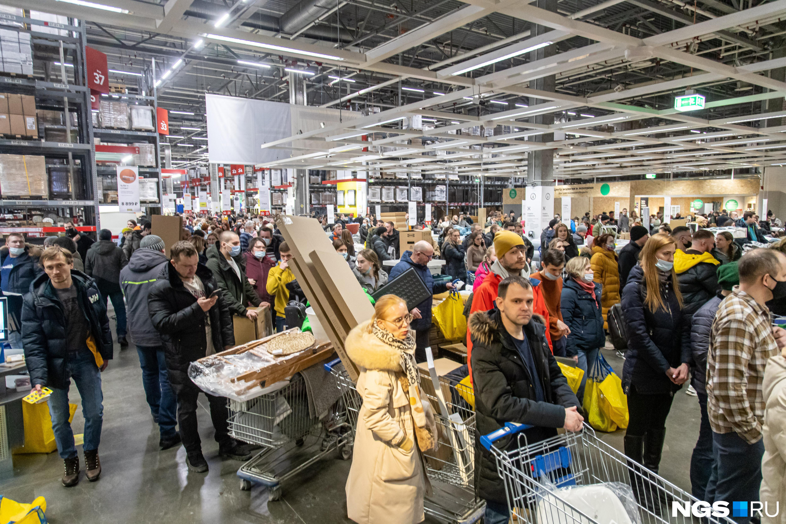 Толпы людей по всей стране приехали в IKEA в последний день работы сети