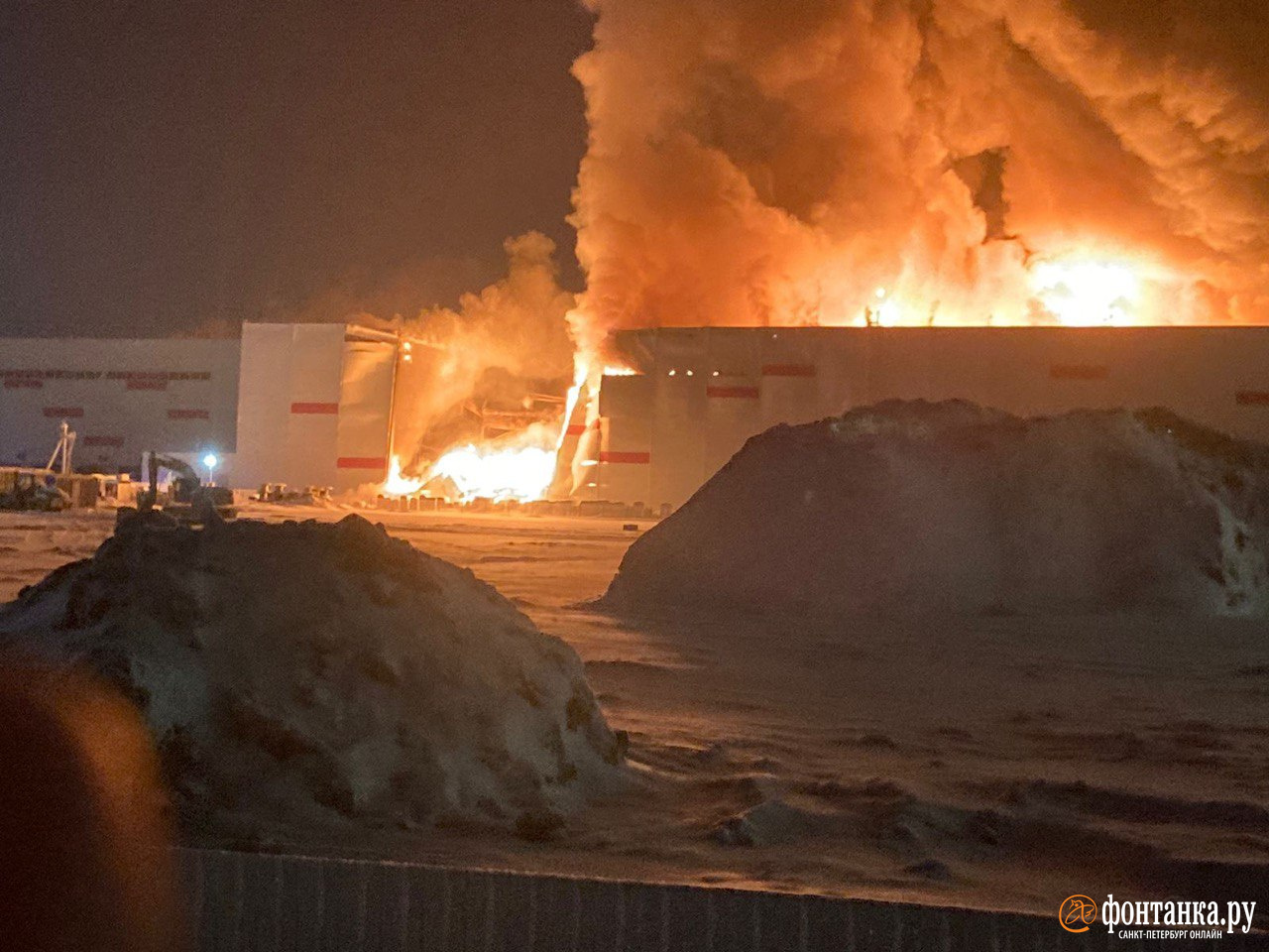 Пожар на складе «Вайлдберриз» в Шушарах — рассказы очевидцев, фото, видео -  13 января 2024 - ФОНТАНКА.ру