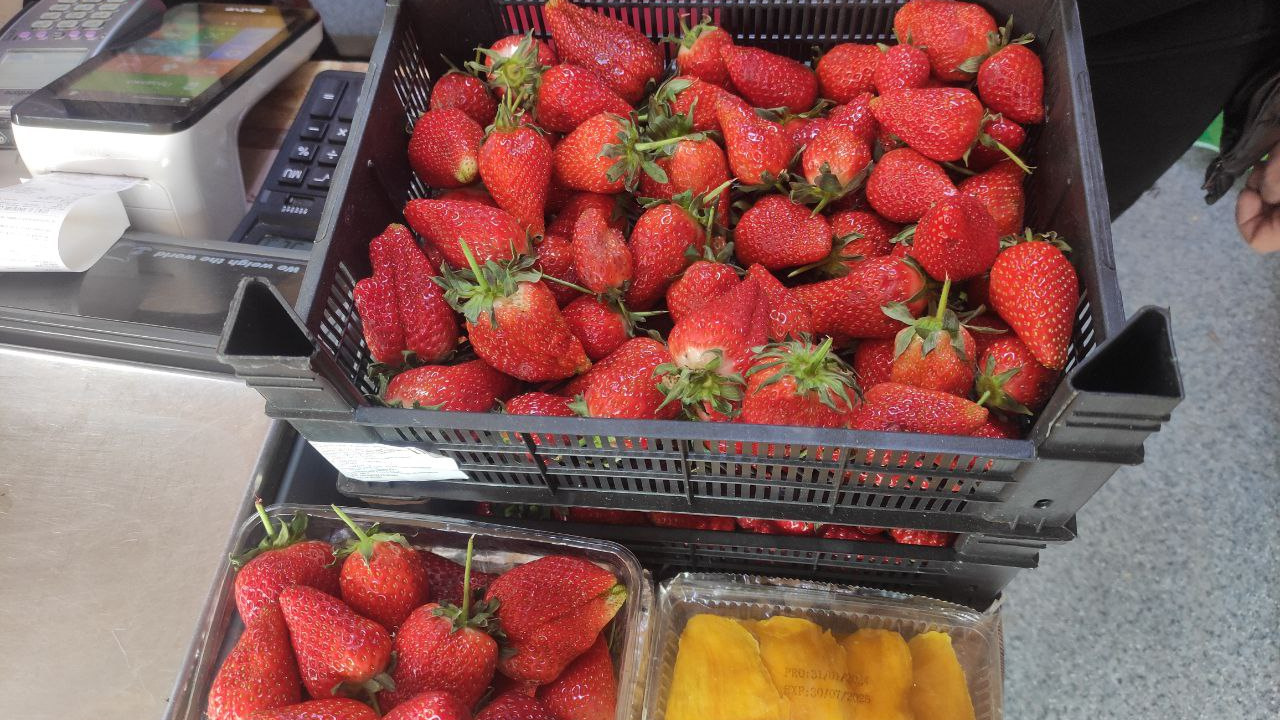 Почем клубника? В Тюмени начали продавать аппетитные ягоды. Откуда они и сколько стоят