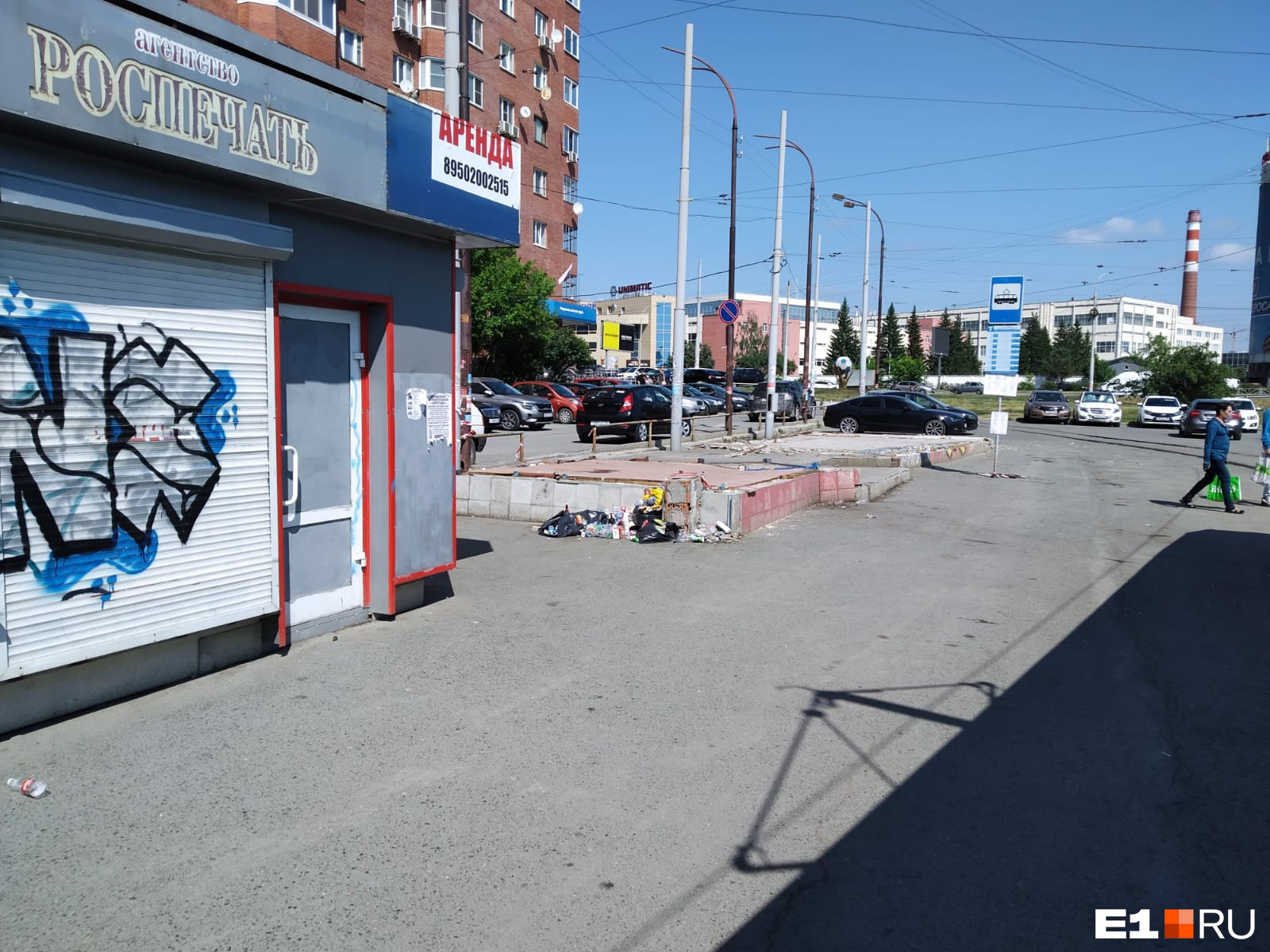 «Такое непотребство»: трамвайную остановку возле главного парка Екатеринбурга превратили в помойку