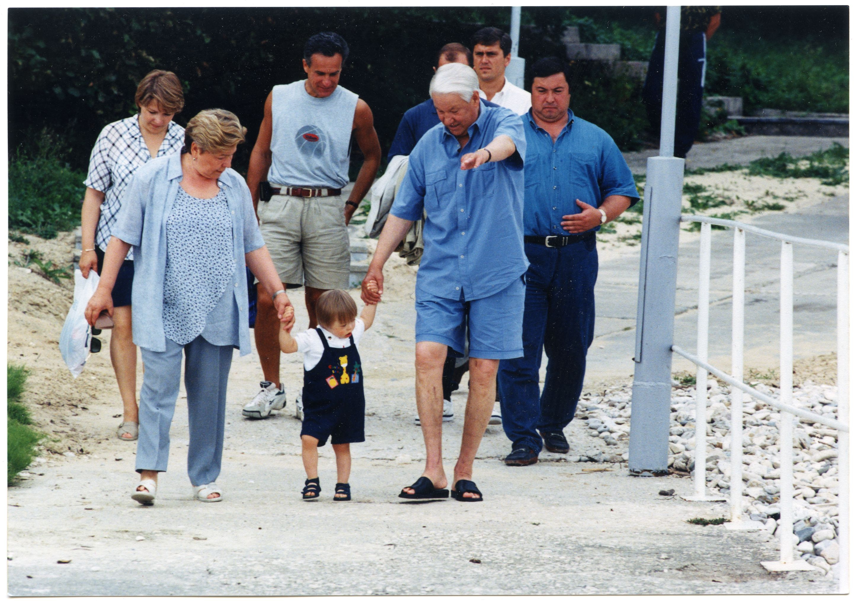 Президент РФ Б. Н. Ельцин с семьей на отдыхе в Самарской области. Санаторий «Волжский утес». Фото июль 1997 г.