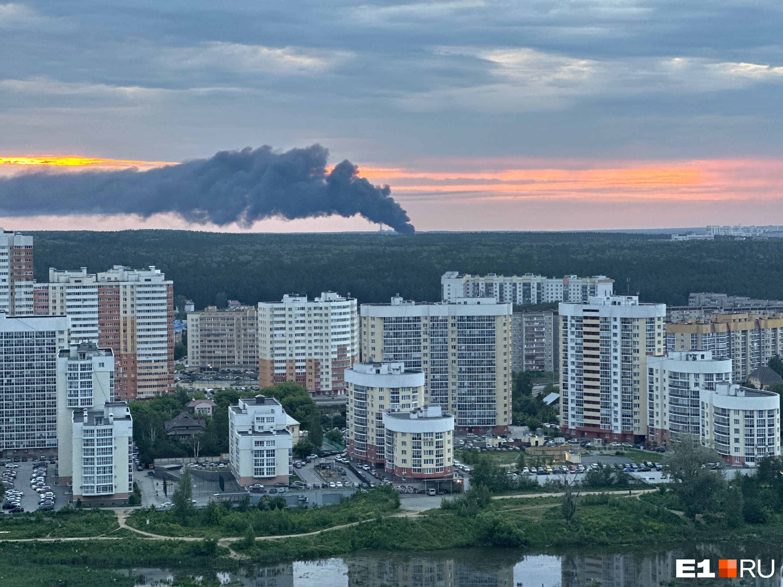 Небо над Екатеринбургом заполнил черный дым. Показываем, что горит