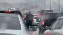 Решили скоротать время: водители устроили потасовку во время пробки — видео с Октябрьского моста