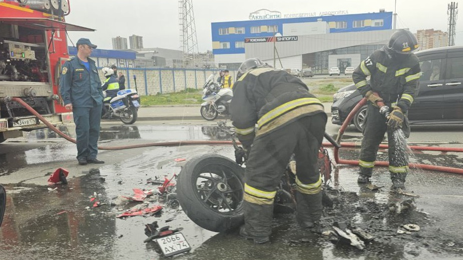 В Челябинске мотоцикл загорелся после ДТП с BMW, который разворачивался через двойную сплошную (видео)