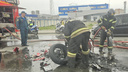 В Челябинске мотоцикл загорелся после ДТП с BMW, который разворачивался через двойную сплошную (видео)