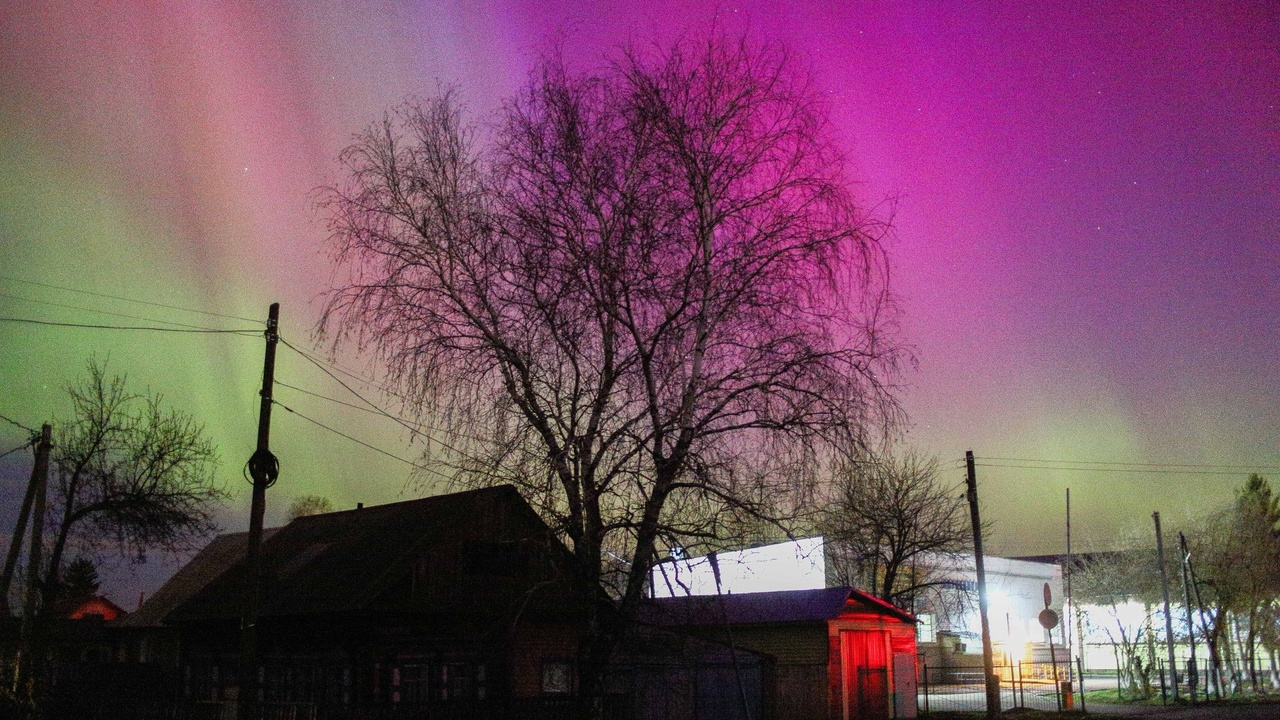 Ночью Омскую область накрыло мощное полярное сияние. Было видно даже в Омске