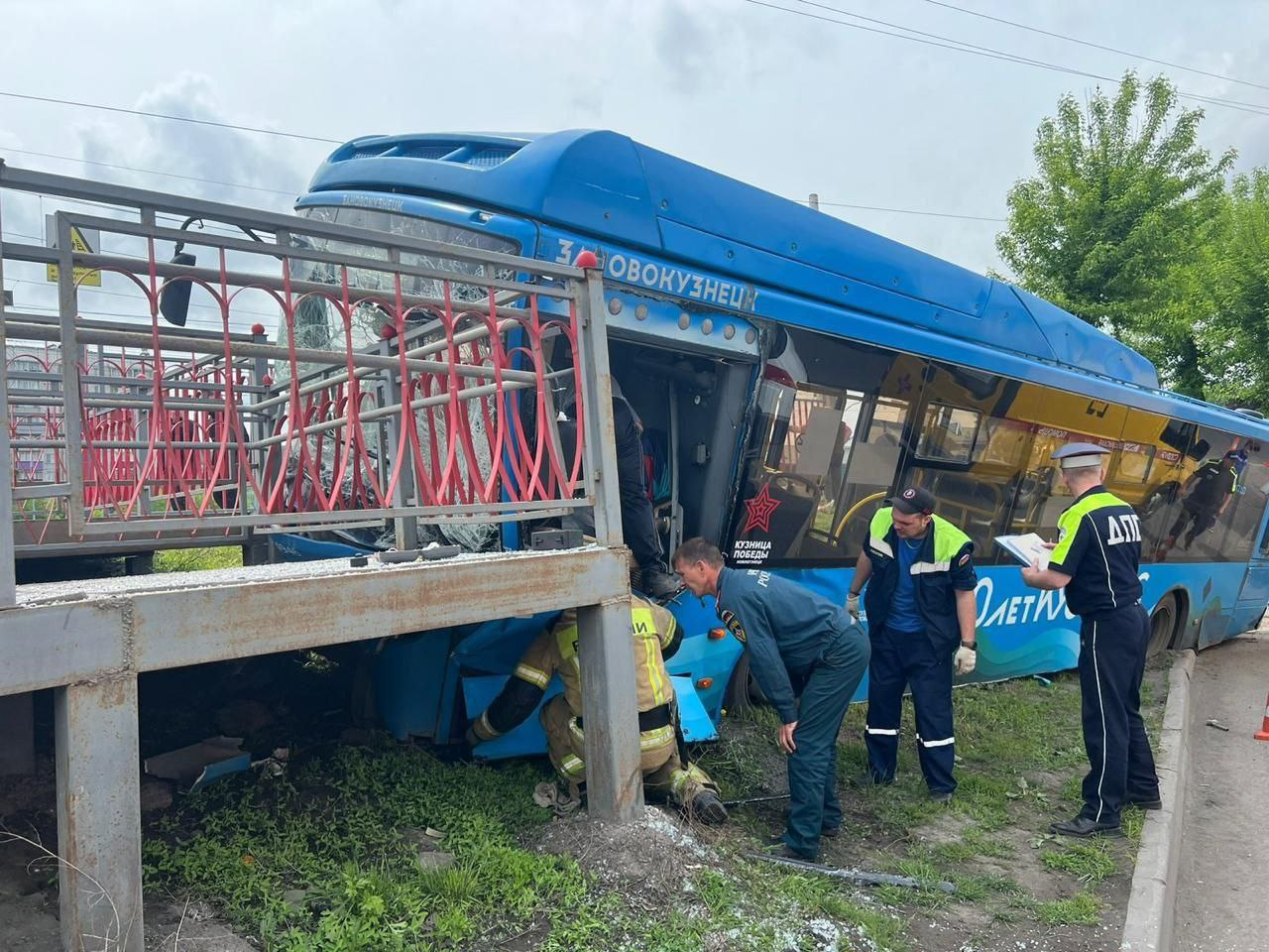 Влетел в ограждение на полной скорости: в Новокузнецке пассажирский автобус снесло с дороги