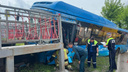 Влетел в ограждение на полной скорости: в Новокузнецке пассажирский автобус снесло с дороги