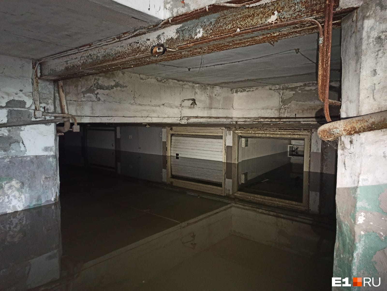 «Затоплен под потолок». В доме на ВИЗе подземный гараж полностью ушел под воду