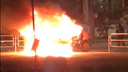 Каршеринговый автомобиль врезался в столб и сгорел, уходя от погони ДПС в Челябинске