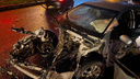 «Выбросило водителя и пассажиров»: В Новосибирске Toyota впечаталась в световую опору, погиб человек