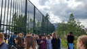 «Гигантская очередь за автографом»: новосибирские подростки вцепились в забор, чтобы увидеть популярного видеоблогера