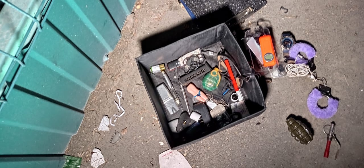 В Екатеринбурге нашли пугающую коробку с гранатой, часовым механизмом и обоймой от пистолета