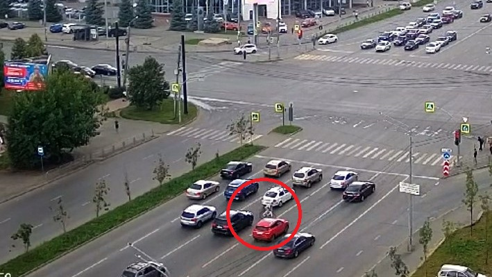 «Мы кричали, чтобы он остановился»: в Челябинске велосипедист протаранил кроссовер и скрылся во дворах
