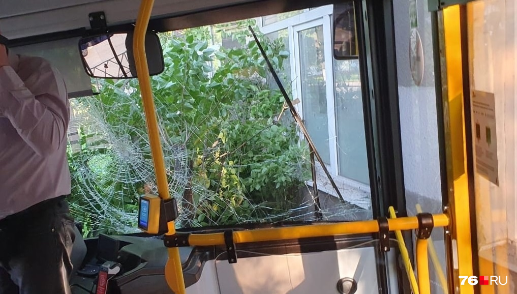 У автобуса разбито лобовое стекло