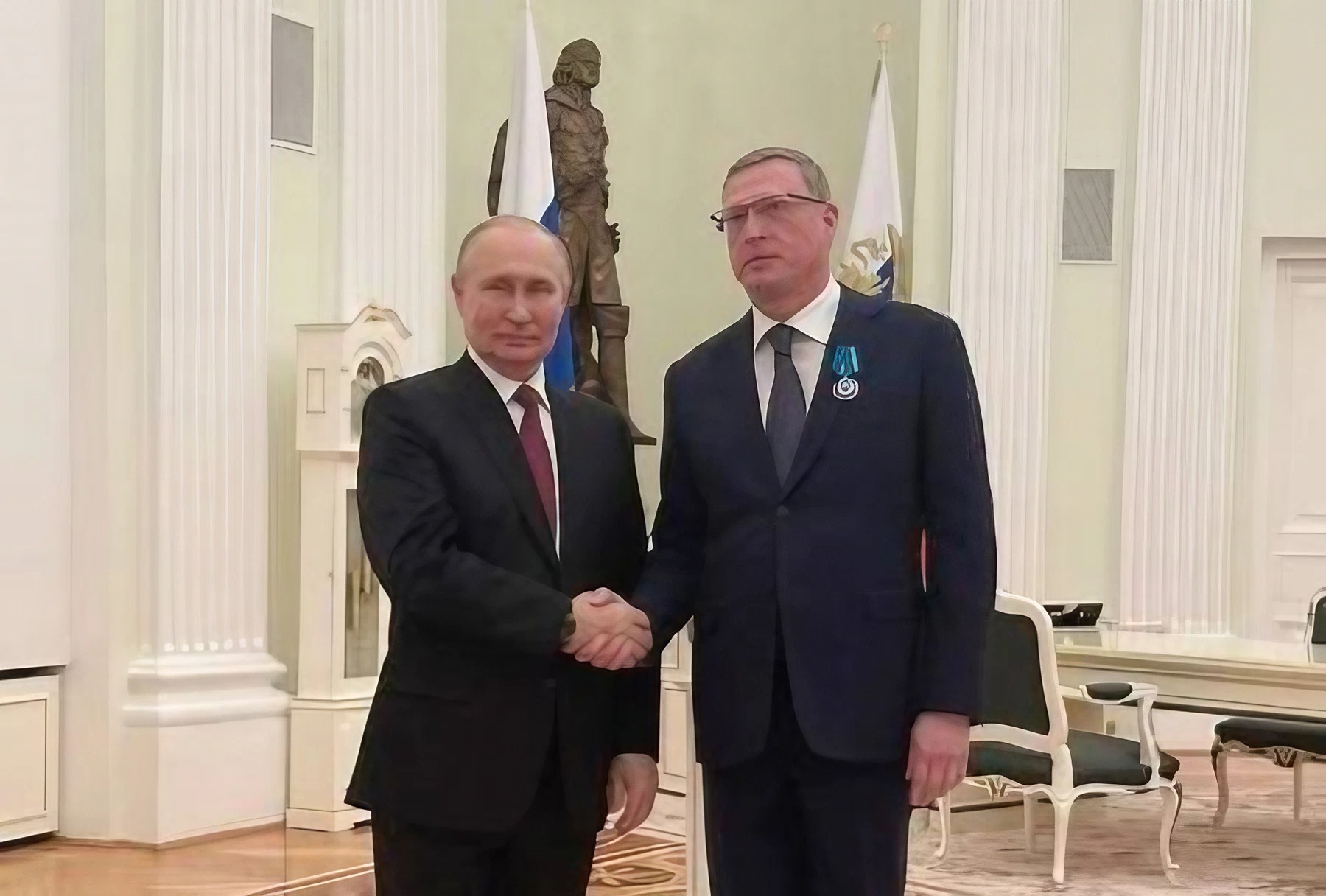 Путин наградил экс-губернатора Буркова за работу в Омской области