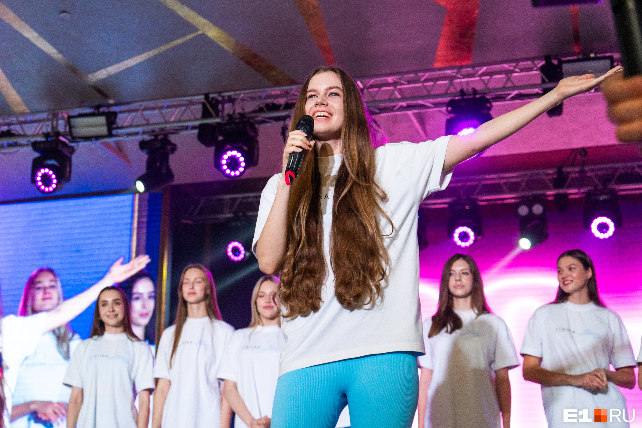 Длинноволосая красотка Ева Кирнос Длинноволосая красотка Ева Кирнос