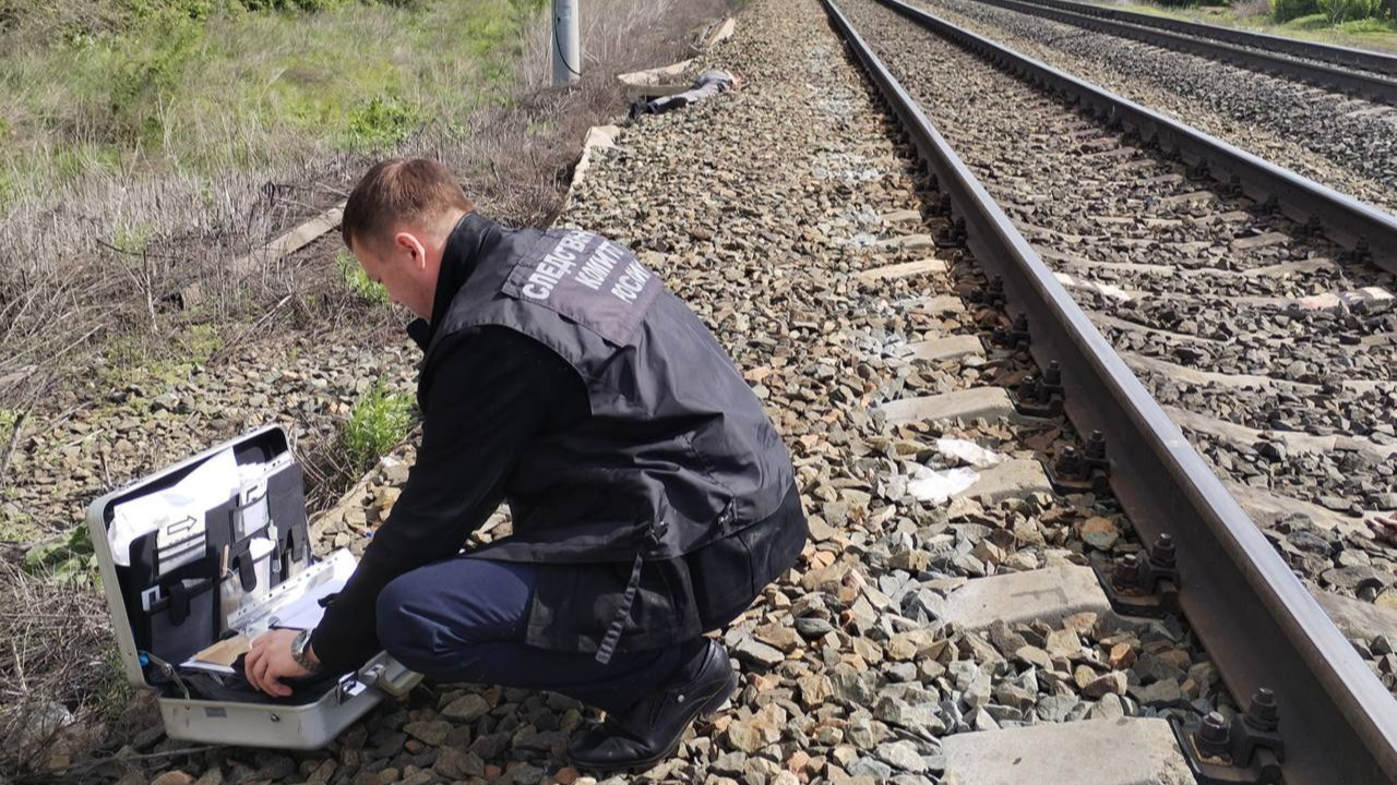 Пытался перейти пути: в Оренбурге под поездом погиб мужчина