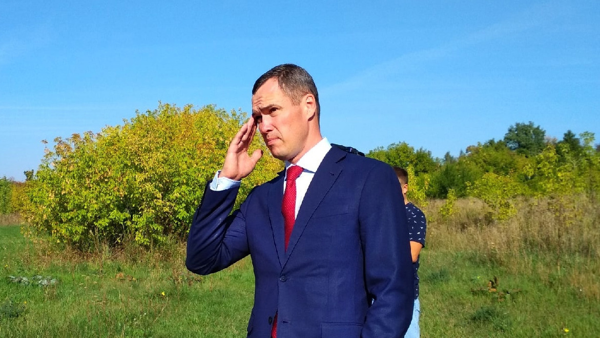Неприятный факт, а не повод бежать за противогазом: министр экологии Лобов начал критиковать омские СМИ после выбросов