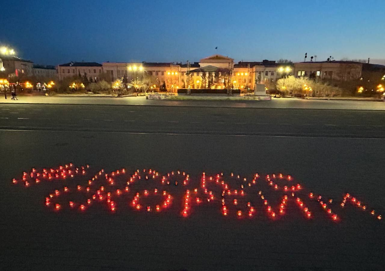 Надпись «Крокус скорбим» выложили из свеч на площади Ленина