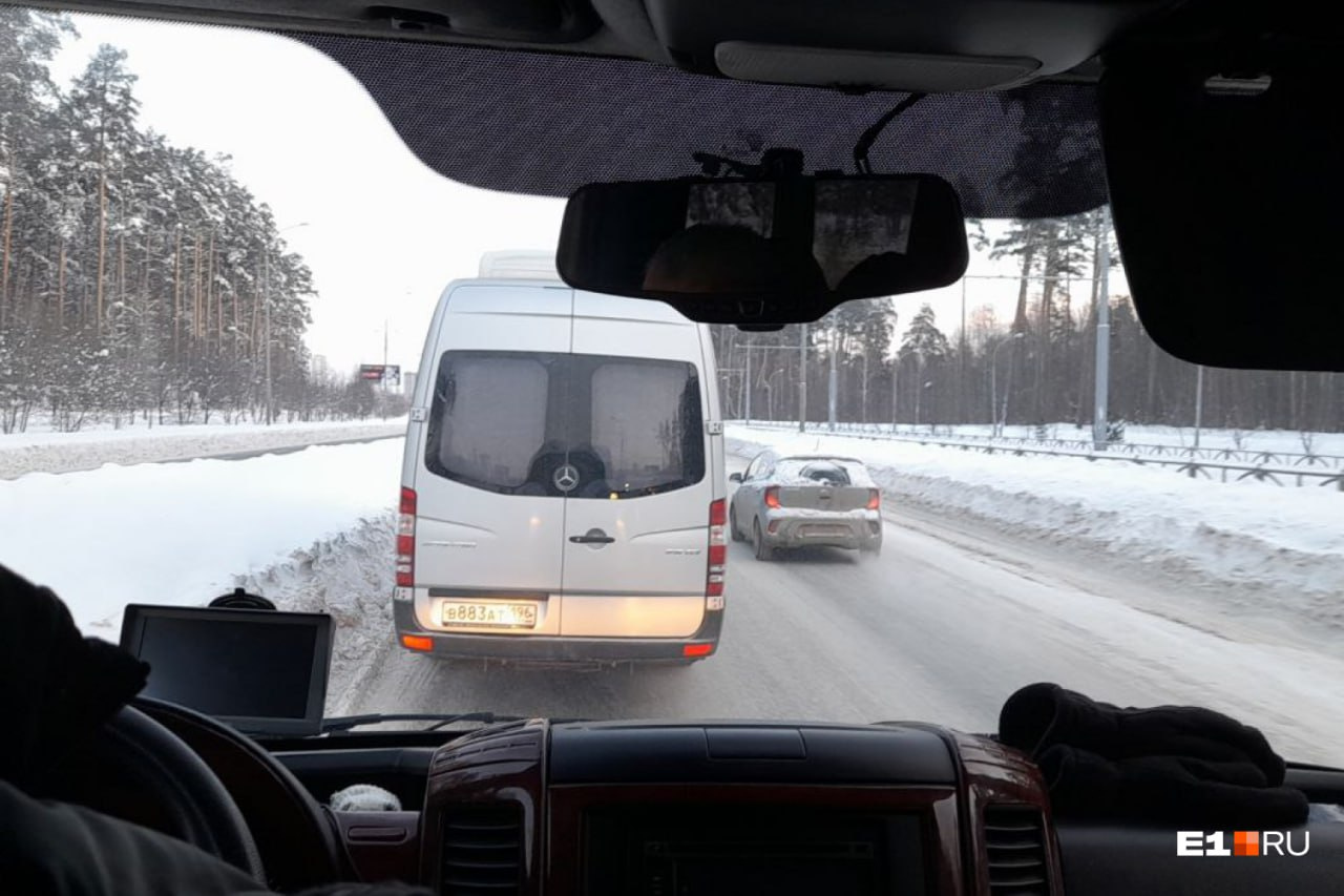 Поехать на авто или на лыжах? Вместе с мэром Екатеринбурга ищем чистые дороги в прямом эфире