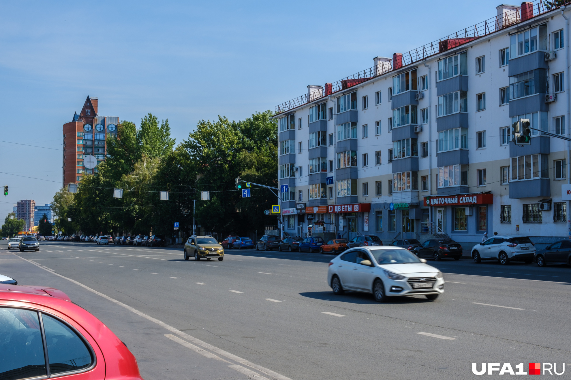 Достаточно повернуть за угол этой пятиэтажки, чтобы увидеть совершенно другие декорации