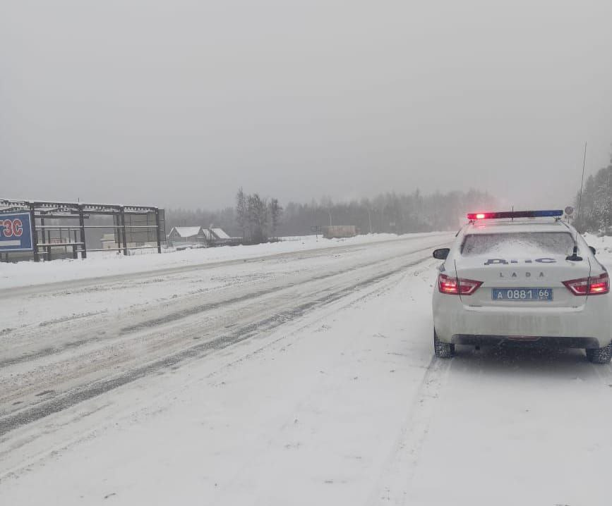 Екатеринбург и пригороды заметает снегом. ГИБДД выпустила экстренное предупреждение для водителей